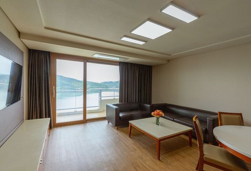 Suite with lake view, Sono Calm Gyeongju