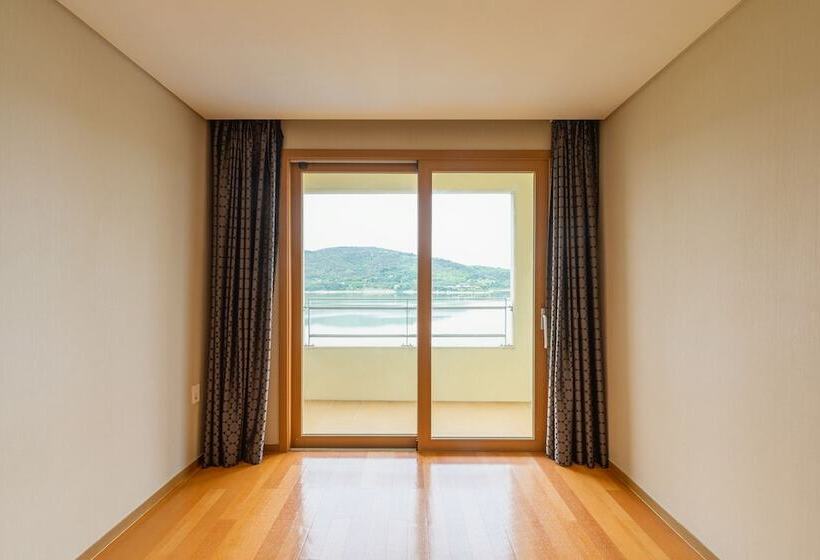 Suite with lake view, Sono Calm Gyeongju