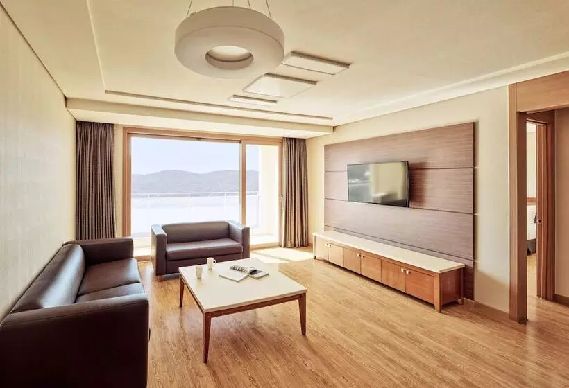 Suite with lake view, Sono Calm Gyeongju