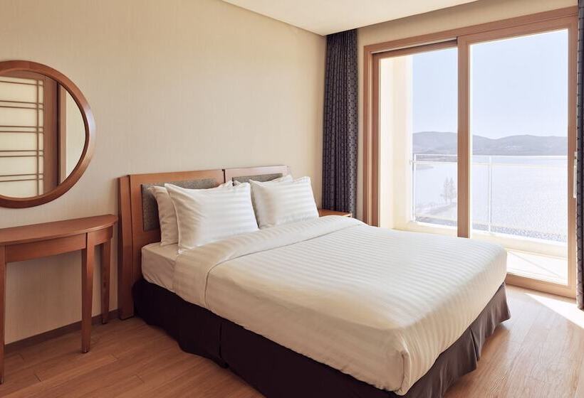 Suite with lake view, Sono Calm Gyeongju