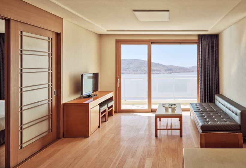 Suite with lake view, Sono Calm Gyeongju