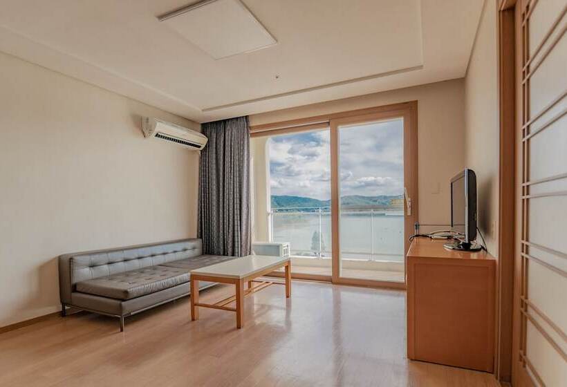 Suite with lake view, Sono Calm Gyeongju