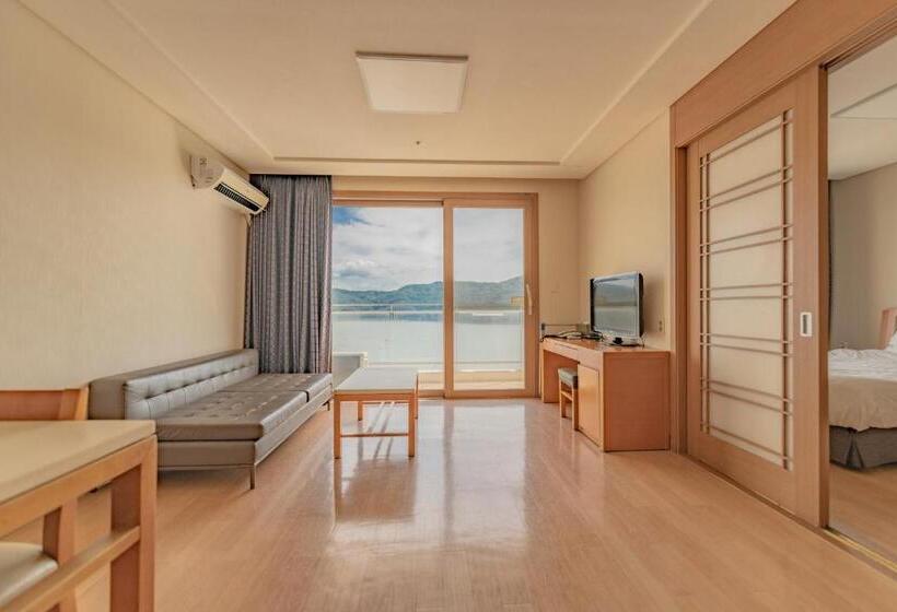 Suite with lake view, Sono Calm Gyeongju