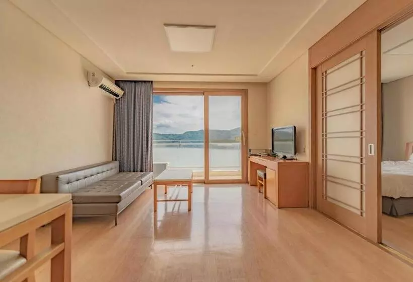 Suite with lake view, Sono Calm Gyeongju