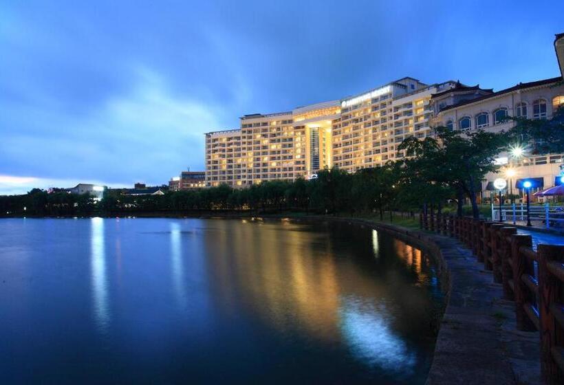 Suite with lake view, Sono Calm Gyeongju