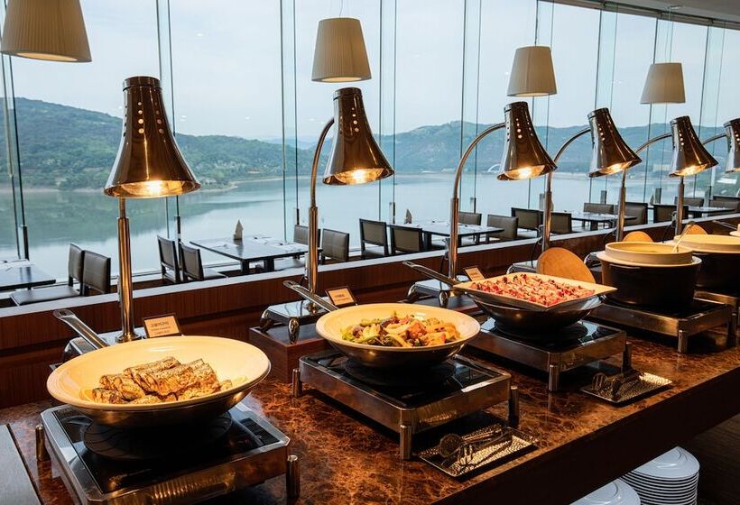 Suite with lake view, Sono Calm Gyeongju