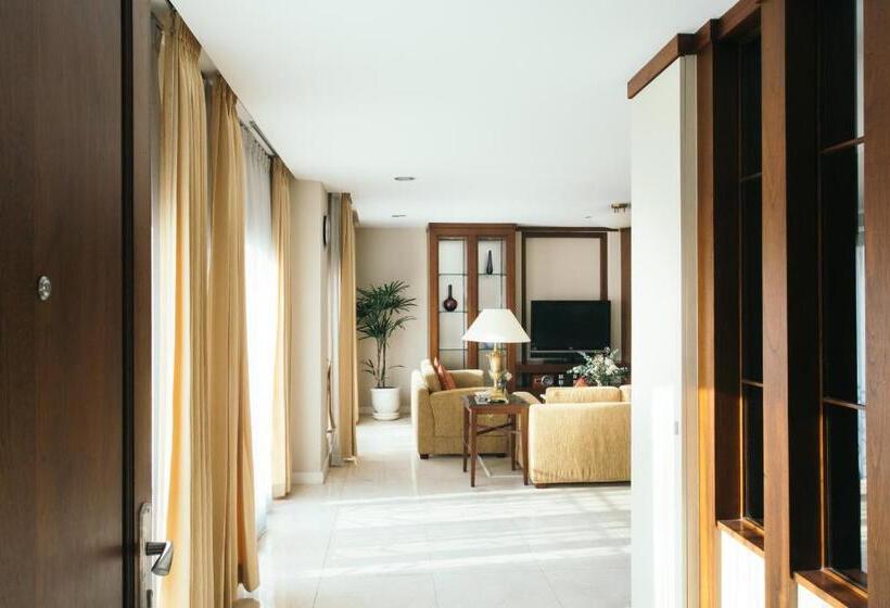 Sviitti 4 Makuuhuonetta, Thomson Residence