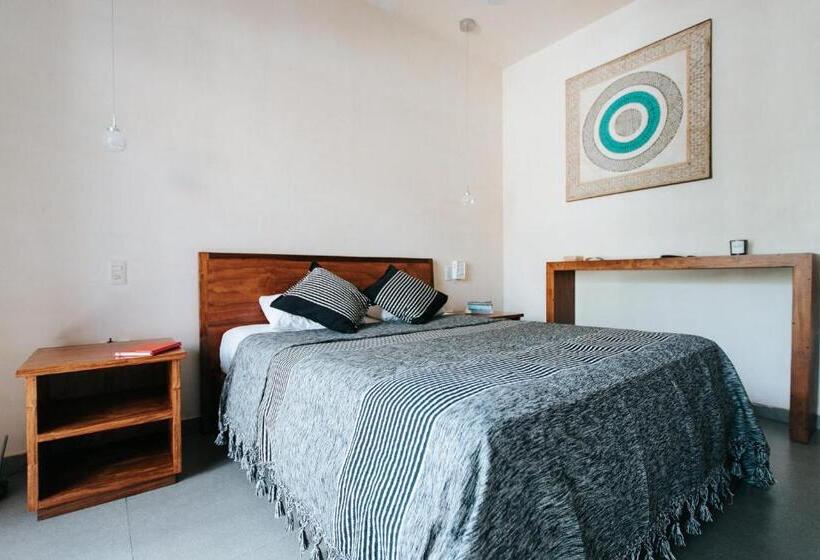 اتاق لوکس با تخت بزرگ, Uolis Nah