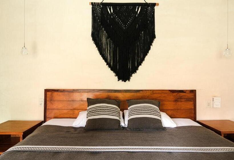 اتاق لوکس با تخت بزرگ, Uolis Nah