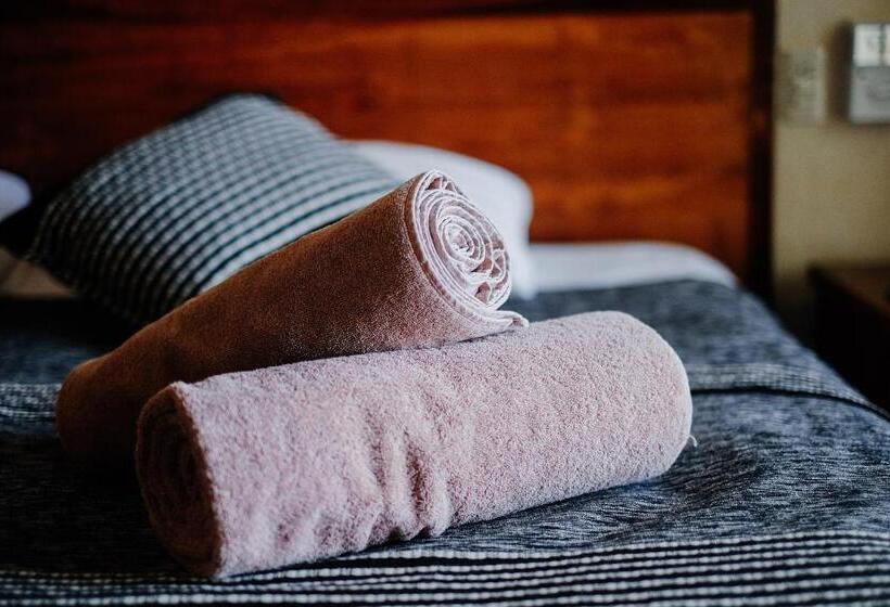 اتاق لوکس با تخت بزرگ, Uolis Nah