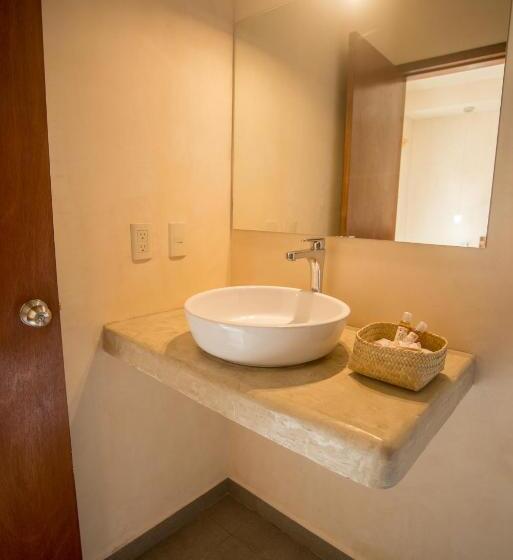 اتاق لوکس با تخت بزرگ, Uolis Nah