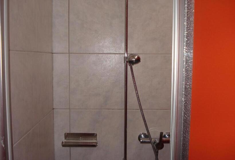 Кровать в Общей Комнате, Adrenalin Backpackers Hostel