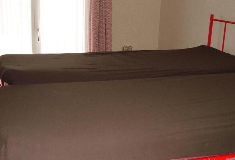 Standard 4 Pers. Værelse, Adrenalin Backpackers Hostel