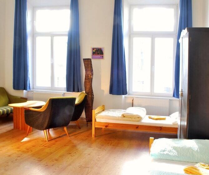 اتاق استاندارد چهارنفره با سرویس بهداشتی مشترک, Cuba Bar & Hostel