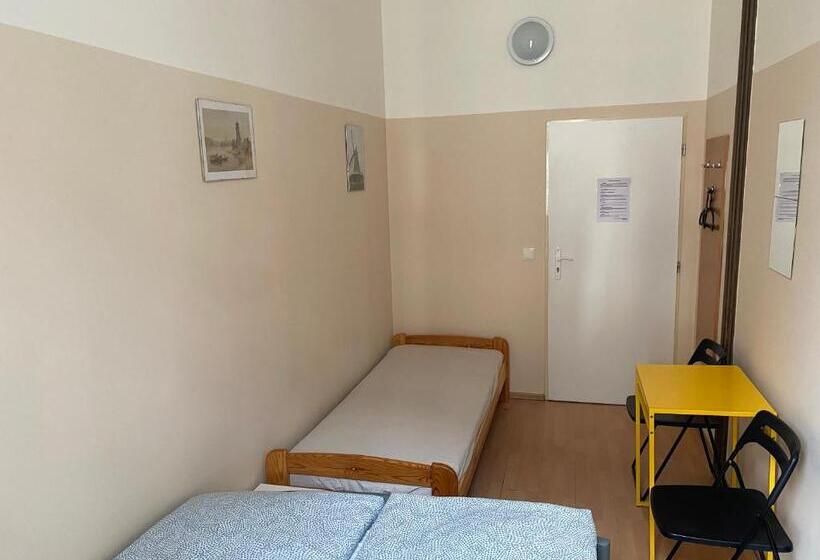 اتاق استاندارد با سرویس بهداشتی مشترک, Hostel Emma