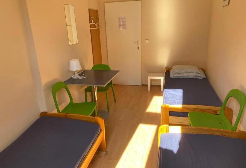 اتاق استاندارد سه تخته با سرویس بهداشتی مشترک, Hostel Emma