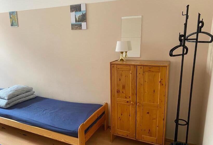 اتاق استاندارد چهارنفره با سرویس بهداشتی مشترک, Hostel Emma