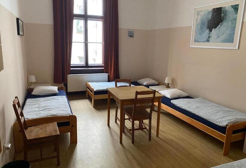 اتاق استاندارد چهارنفره با سرویس بهداشتی مشترک, Hostel Emma