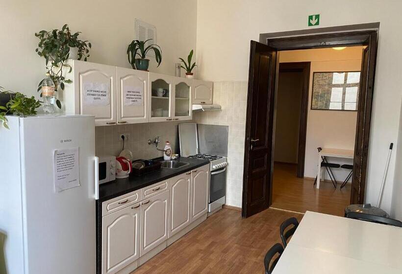 اتاق خانوادگی, Hostel Emma