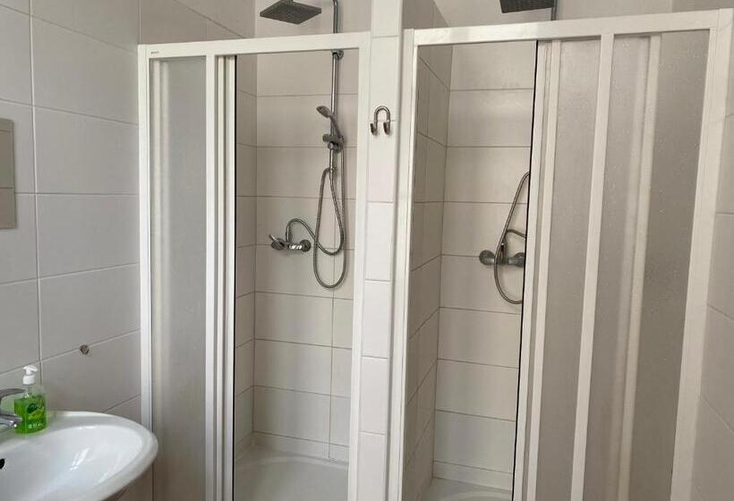 اتاق خانوادگی, Hostel Emma