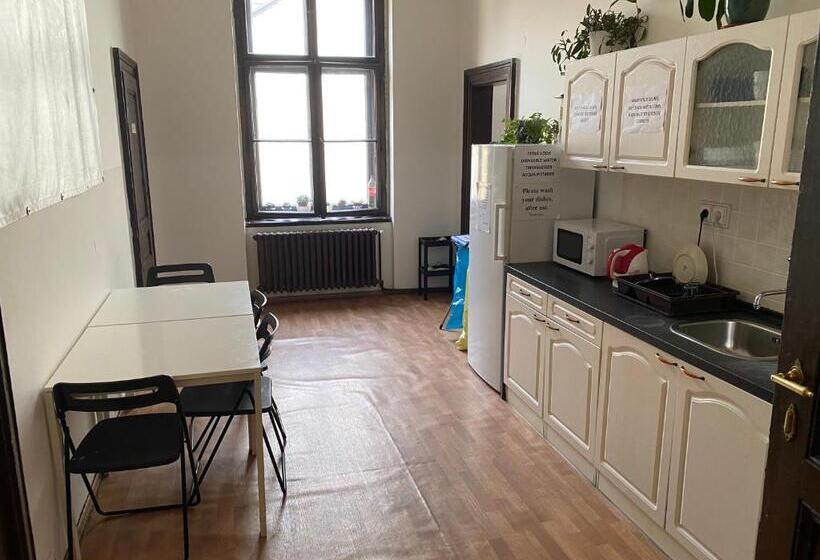 اتاق خانوادگی, Hostel Emma