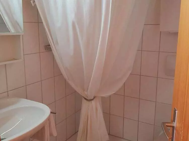 Standard Neljän Hengen Huone, Gasthof Schoenegg B&b