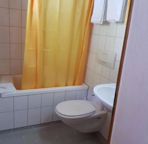 Standard Neljän Hengen Huone, Gasthof Schoenegg B&b