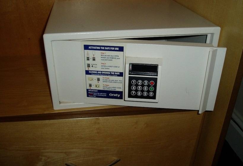 غرفة قياسية ثلاثية, Hanover Hotel & Mccartney S Bar