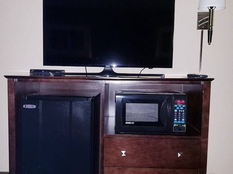 جناح, Holiday Inn Express Hotel & Suites Concordia Us 81, An Ihg