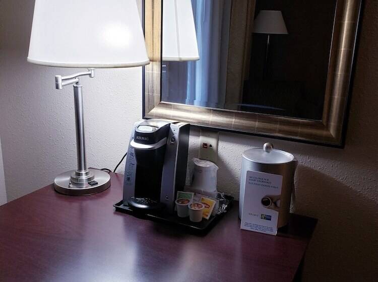 장애인을 위한 스위트, Holiday Inn Express Hotel & Suites Concordia Us 81, An Ihg