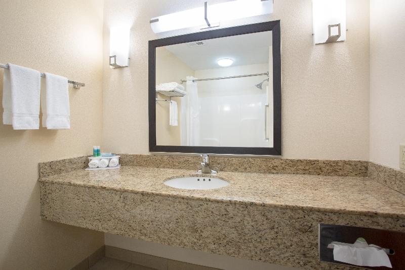 Люкс Кровать Кинг, Holiday Inn Express Hotel & Suites Concordia Us 81, An Ihg