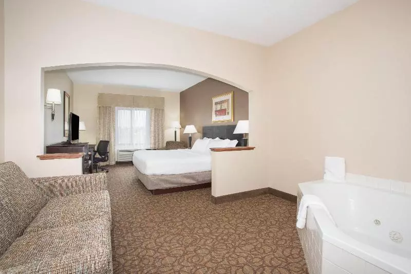 キングサイズベッドのスイートルーム, Holiday Inn Express Hotel & Suites Concordia Us 81, An Ihg