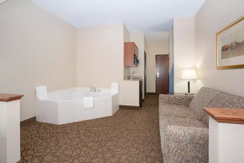 キングサイズベッドのスイートルーム, Holiday Inn Express Hotel & Suites Concordia Us 81, An Ihg