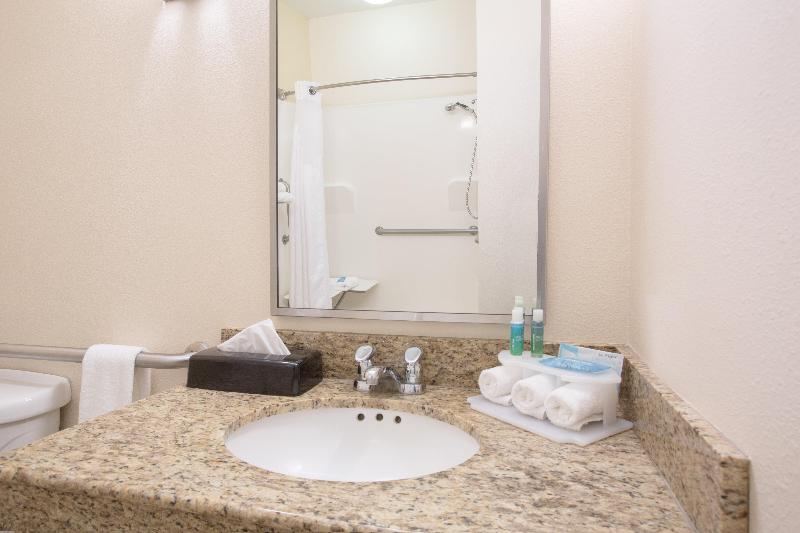 غرفة قياسية سرير كينج لذوى الإحتياجات الخاصة, Holiday Inn Express Hotel & Suites Concordia Us 81, An Ihg