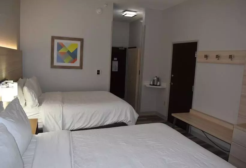 2ダブルベッドのスタンダードルーム, Holiday Inn Express Hotel & Suites Mcpherson, An Ihg