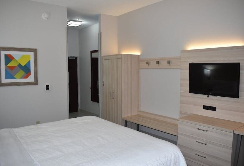 Номер Стандарт 2 Двуспальные Кровати, Holiday Inn Express Hotel & Suites Mcpherson, An Ihg