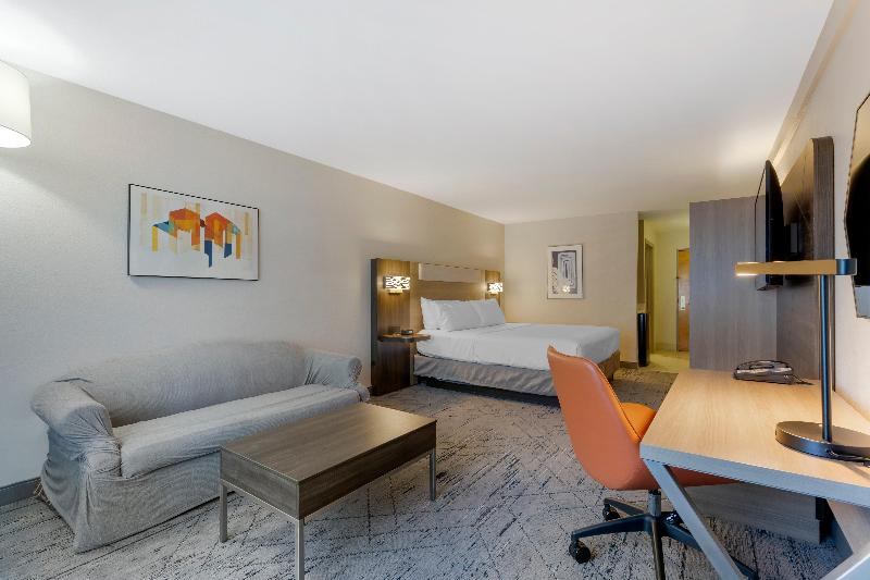 מיטת קינג בסוויטה, Holiday Inn Express Hotel & Suites   The Villages, An Ihg