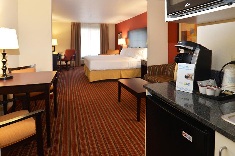 מיטת קינג בסוויטה, Holiday Inn Express Hotel & Suites   The Villages, An Ihg