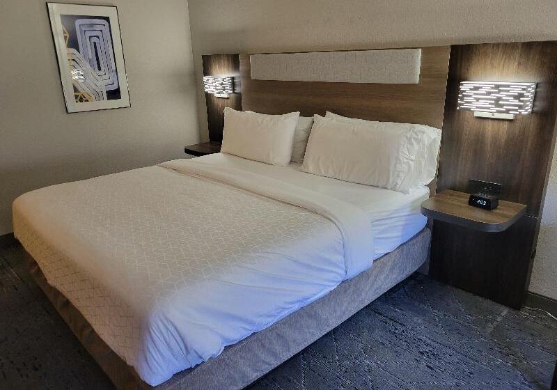 חדר סטנדרט עם מיטת קינג, Holiday Inn Express Hotel & Suites   The Villages, An Ihg