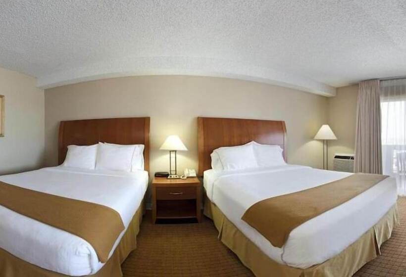 带2个双人床的标准工作室, Holiday Inn Express Hotel & Suites Ventura Harbor, An Ihg