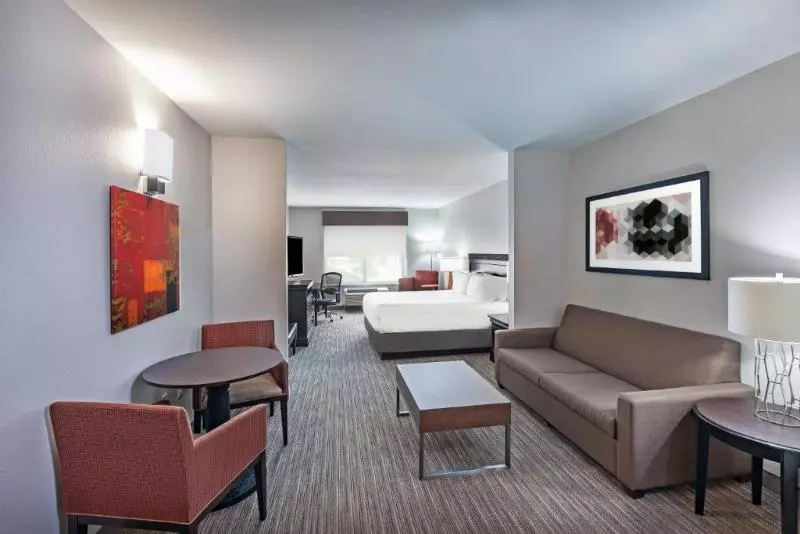 キングサイズベッドのスイートルーム, Holiday Inn Express Hotel And Suites Shreveport South Park Plaza, An Ihg