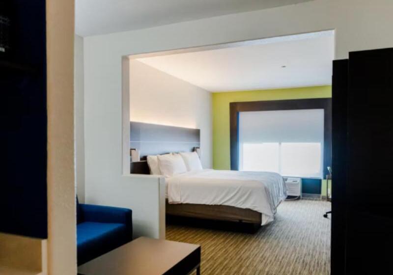 מיטת קינג בסוויטה, Holiday Inn Express Andalusia, An Ihg