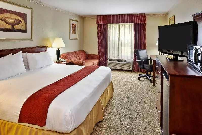 キングサイズベッドのスタンダードルーム, Holiday Inn Express Breaux Bridge, An Ihg