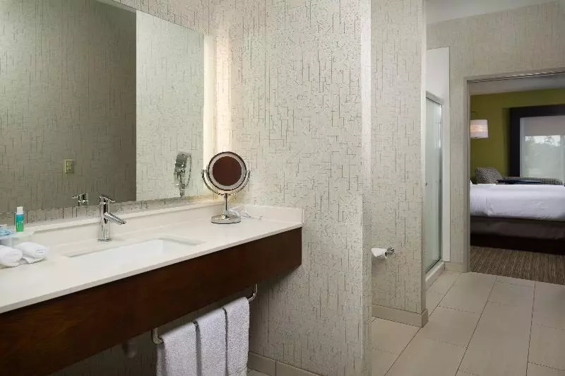 キングサイズベッドのスイートルーム, Holiday Inn Express Independence   Kansas City, An Ihg