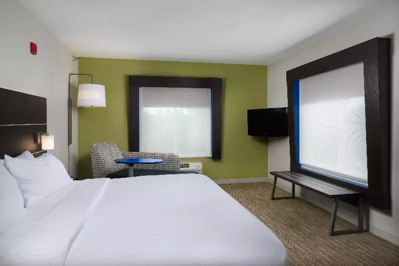 キングサイズベッドのスイートルーム, Holiday Inn Express Independence   Kansas City, An Ihg