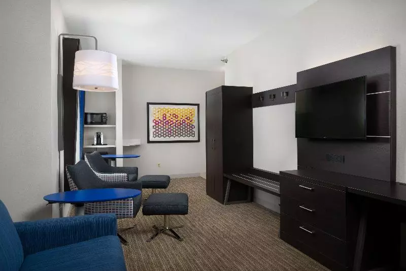 キングサイズベッドのスイートルーム, Holiday Inn Express Independence   Kansas City, An Ihg