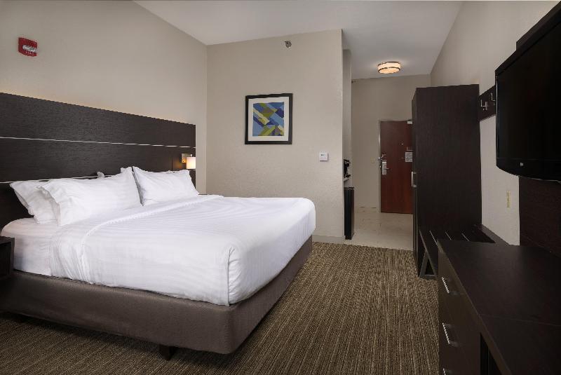 Номер Стандарт Кровать Кинг Адаптированный для Инвалидов, Holiday Inn Express Independence   Kansas City, An Ihg