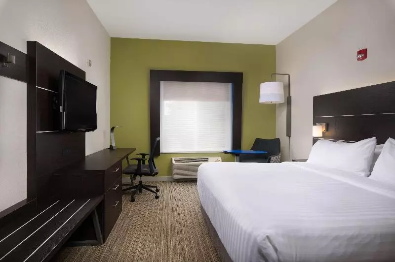 キングサイズベッドのスタンダードルーム, Holiday Inn Express Independence   Kansas City, An Ihg