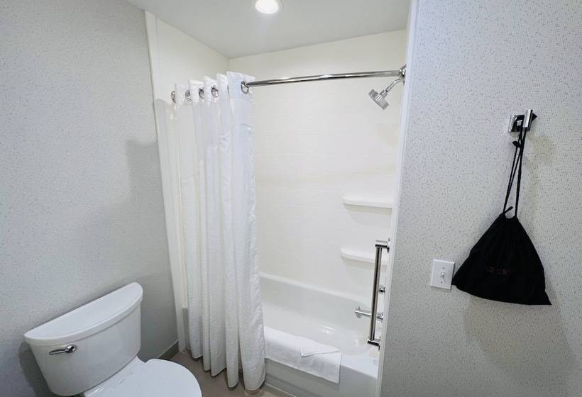스위트, Holiday Inn Express & Suites Salinas, An Ihg