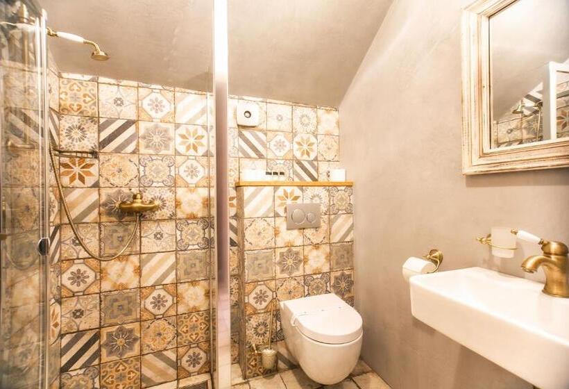 اتاق لوکس با چشم‌انداز, Pension Adalbert